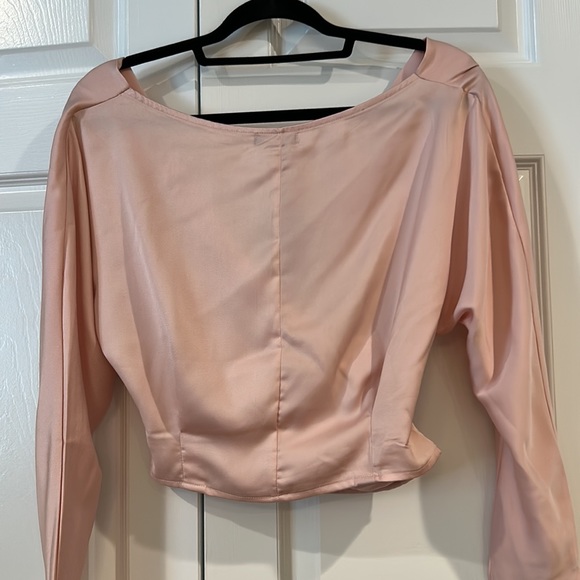 Crossover fitted blouse in pink silk &  poly blend. - Picture 4 of 4